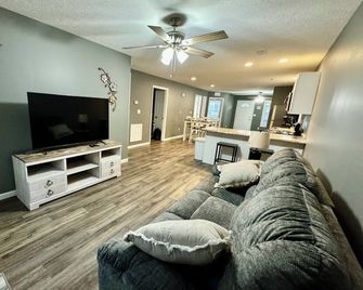 Downtown 2 Bedroom Triplex - Madisonville - Huiskamer
