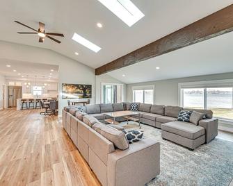 Views, Swimming & Family Fun: Chapman Lake Retreat - Warsaw - Living room