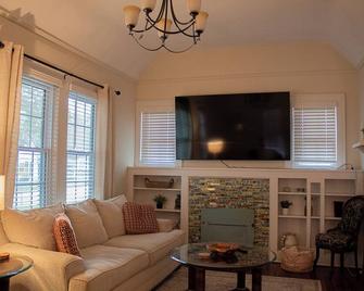 Quiet Bungalow | Historic Charm | Close to Waverly - West Point - Living room