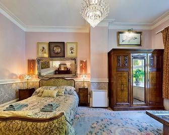 Luxurious Apartment in Historic Mansion - Sleeps 7 - Perranporth - Bedroom