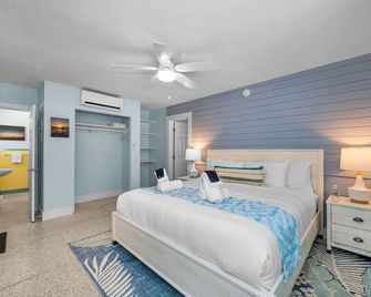 Room 5 · Courtyard Poolside Suite, Beach Adjacent - Schatzinsel - Schlafzimmer