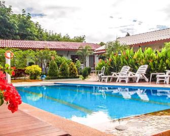 ภูเก็ต มวยไทย เฮ้าส์ - ฉลอง - สระว่ายน้ำ