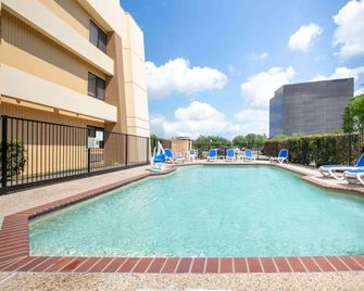 Baymont by Wyndham Plano - Plano - Piscina