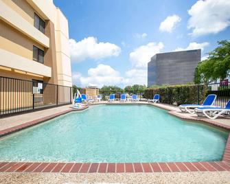 Baymont by Wyndham Plano - פלאנו - בריכה