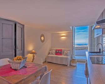 Duplex apartment 10 minutes from the sea - Belgodère - Salle à manger