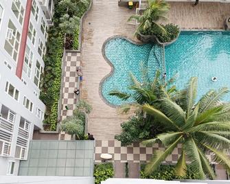Homey And Tidy Studio Apartment At Vida View Makassar - Makasar - Basen