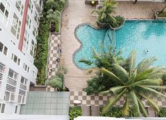 อพาร์ตเมนต์สตูดิโอ Homey และ Tidy ที่ Vida View Makassar - มาคาสซาร์ - สระว่ายน้ำ