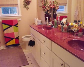 Spacious, Quiet Home in Peaceful Meadowbrook Neighborhood - Adrian - Bathroom