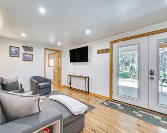 Peaceful Eureka Getaway - 1 Mi to Glen Lake! - Eureka - Living room