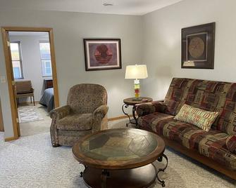 2 bedroom apartment in downtown Zumbrota. Sleeps 4-6. - Zumbrota - Sala de estar