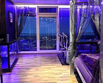 Royal - Sky - Suite 33 Floor Hotelturm Augsburg - Augsburg - Schlafzimmer