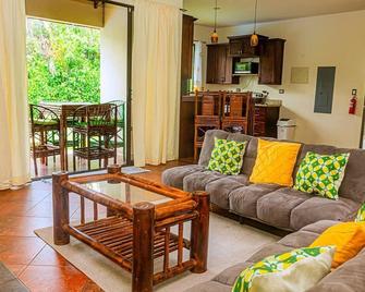 Newly remodeled two-bedroom, both suites with private attached bathrooms, private pool - Ciudad Cortés - Sala de estar