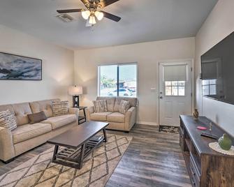 Pet-Friendly Retreat - 1 Block to Colorado River! - Bullhead City - Living room
