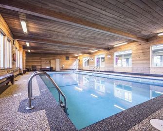 Courtyard Inn Vernon - Vernon - Piscina