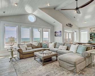 Salty Haven - Upscale 6 BR Oceanfront Home In the Heart of Surf City! - 홀리 리지 - 거실