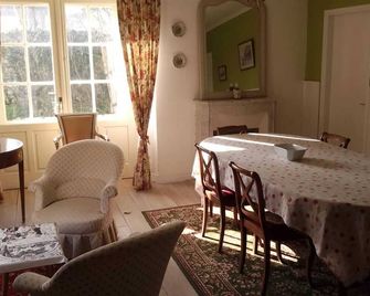 Cosy family cottage - Gouville-sur-Mer - Salle à manger