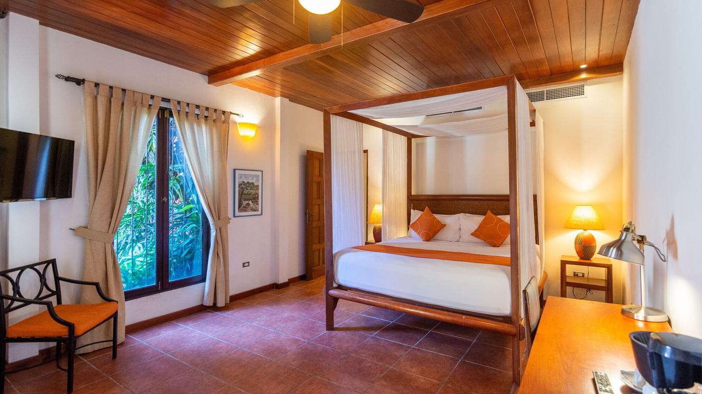 إيسترادا هوتل آند بيسترو