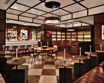 جيلد هول، إيه ثومسون هوتل، باي حيات - نيويورك - بار