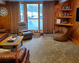 Smugglers Notch Getaway 5 bed vacation home! Room for everyone. - Smugglers Notch - Living room