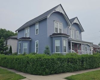 Studio w King Bed Walking distance to Beach & Shops - Michigan City - Building