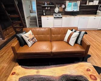 Remodeled Cook Forest Cabin - Clarington - Sala de estar