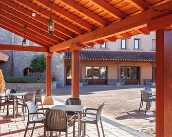 Dwo Rioja Wine Hotel - Cenicero - Patio