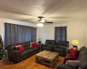 3-bedroom house in adorable Higginsville with pool within walking distance. - Higginsville - Sala de estar