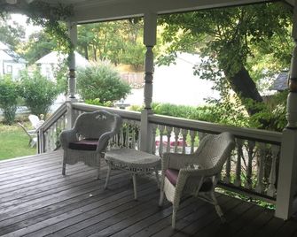 Garden Room 2 pp King Bed in the Carriage House very private - Weaverville - Balcony