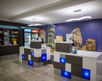 La Quinta Inn & Suites by Wyndham Houston East at Normandy - Houston - Lobby
