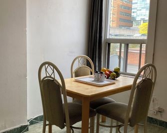 A townhouse’s second floor located in the heart of downtown Toronto. - Toronto - Comedor