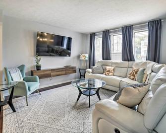 Pittsburgh Retreat with Deck about 4 Mi to Dtwn! - Pittsburgh - Wohnzimmer