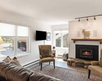 Mountainside Cozy Walk to Gondola Hot Tub Condo - Steamboat Springs - Oturma odası