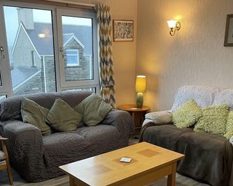 رويال أوك جيست هاوس - كيركوال - غرفة معيشة