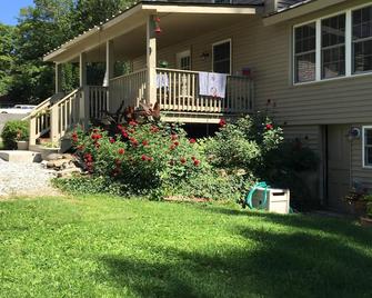 Two Blocks from the Red Lion Inn & next to Berkshire Theater - Stockbridge - Building