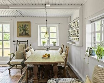 4 bedroom gorgeous home in Rødby - Rodby - Jídelna