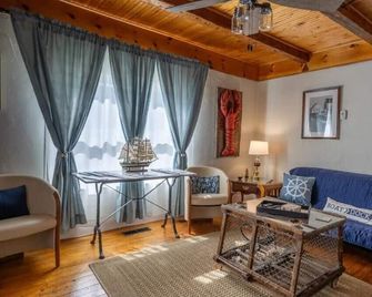 Shorty's Place in Lunenburg - Lunenburg - Living room