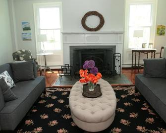 Warm and welcoming historic home on the Seneca Wine Trail - Burdett - Sala de estar