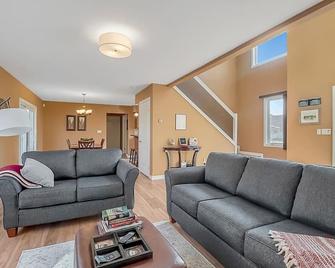 Nature Oasis: Waterfront, pet friendly, amenities galore - Kingsville - Living room
