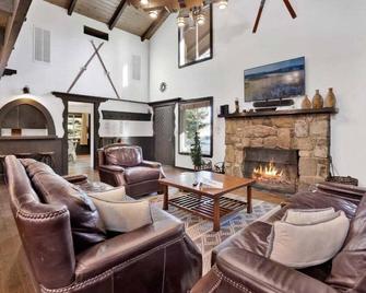 Shay Meadows Ranch & Resort by Big Bear Vacations - Big Bear - Ruang tamu
