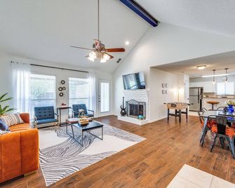 Modern & Spacious 3bd/2ba Luxury In Central Frisco - Frisco - Living room