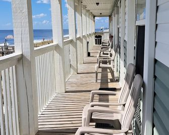 Ocean Crest Motel - Oak Island - Balcón
