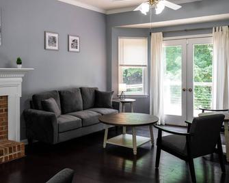 Downtown Gainesville Home | 14 Night Min Great for Family Visits, Corporate Stays & Traveling Nurses - Gainesville - Wohnzimmer