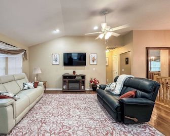 Welcome to Your Home Away From Home - Florence - Living room