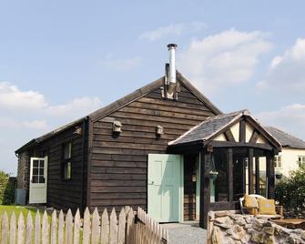 Hirros Hall Longhouse - Meifod - Building