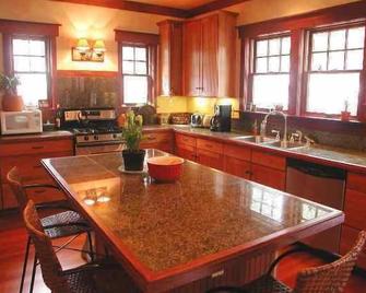 Elegant Mountain Home - 3 bedroom / 2.5 Baths - Markleeville - Kitchen