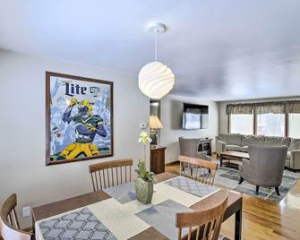 Green Bay Home 3 Blocks to Lambeau Field! - Green Bay - Comedor