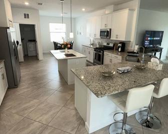 New Furnished House with Luxurious Amenity Center - Lakewood Ranch - Kitchen