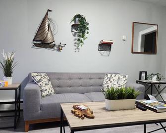 Cozy & Comfy 1 Bedroom Apartment Downtown Sault, On - Sault Ste Marie - Living room