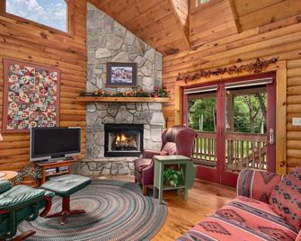 Beautiful Acorn Cabin, 10 min from Asheville - Weaverville - Living room