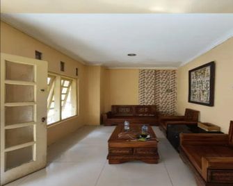 OYO 93887 John Residence - Yakarta - Sala de estar